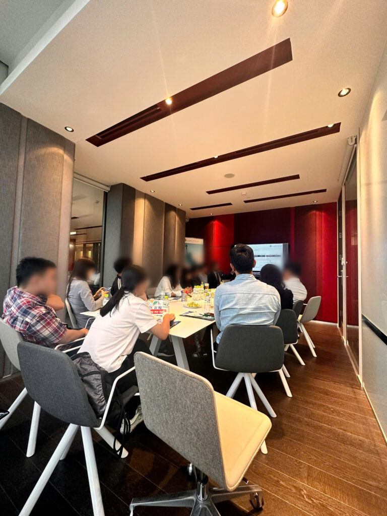 Các chuyên gia tư vấn riêng từng hồ sơ cho khách mong muốn định cư tại Mỹ
