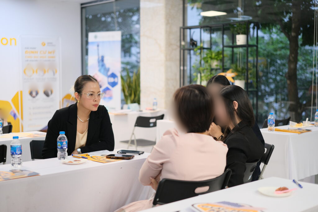 Các vị khách mời được trao đổi trực tiếp với chuyên gia về chương trình EB-5