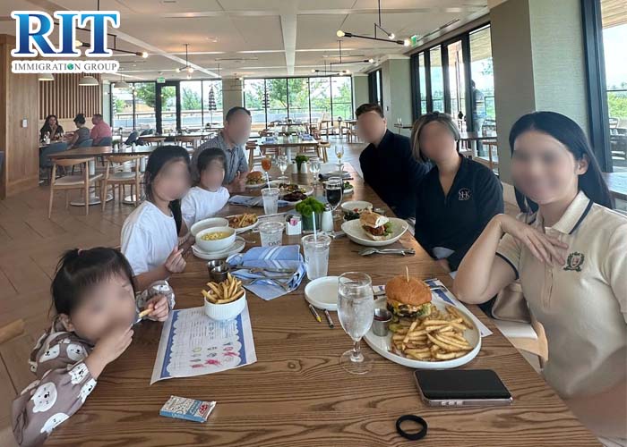Cả nhà quây quần lại bên nhau chúc mừng thành công khi đầu tư bất động sản tại Đức