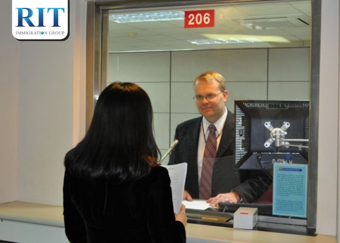 Phỏng vấn trực tiếp với viên chức lãnh sự