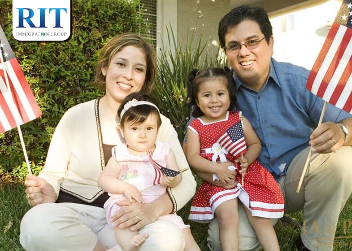 Khai thác khía cạnh pháp lý giúp cả gia đình ở lại Mỹ và đi làm ngay